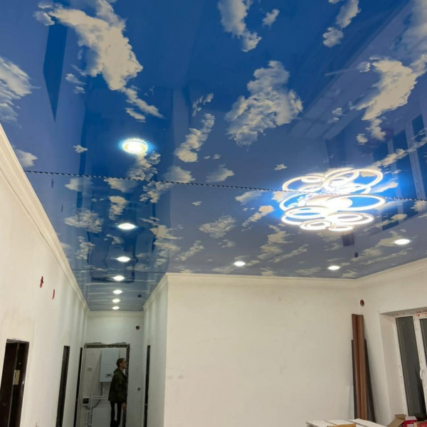 Фото натяжного потолка в виде неба с облаками в квартиру