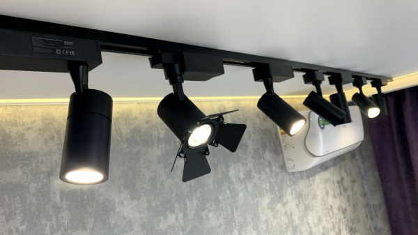 Фото натяжного потолка с трековыми светильниками