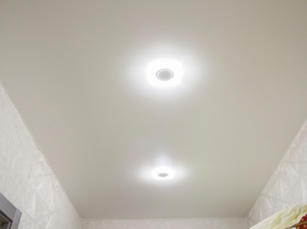 Фото натяжного потолка в прихожую