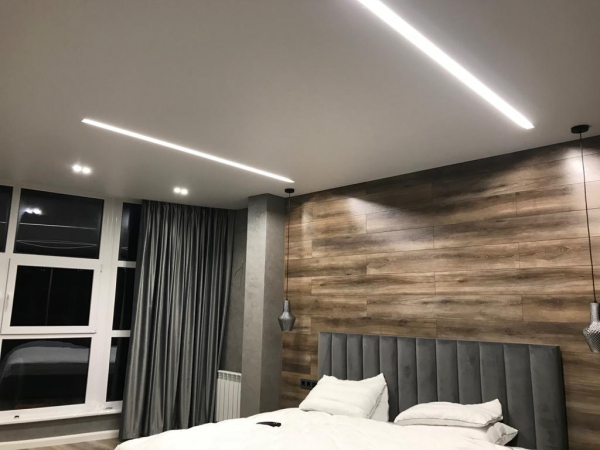 Фото натяжного потолка со световыми линиями в спальню