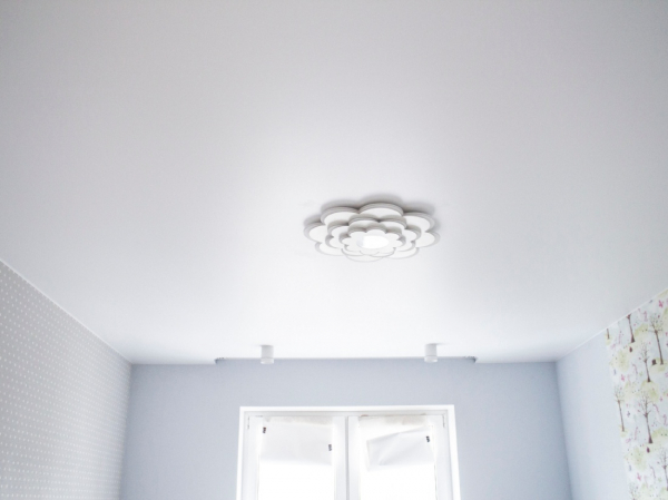 Фото матового натяжного потолка в спальню